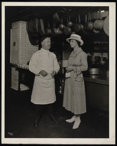 Szef kuchni Leoni i Miss Selley z Toronto w kuchni hotelu Commodore, 1920 (srebrny odbitka żelatynowa)